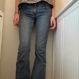 Lågmidjade jeans - Säljer dessa jeansen från brandy Melville, de passade inte mig och därav e dem aldrig använda! 🩷 Första bilden är inte min men resterande har jag tagit själv! Hör av er om frågor💕