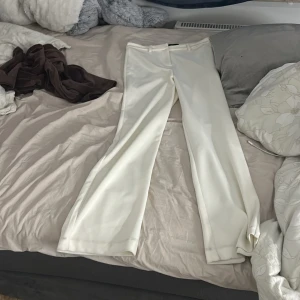 Vita kostymbyxor  - Aldrig använt kom verkligen inte till nytta men super fin önska kunde använda, vit fräsch fin passar väldigt bra till allt! 