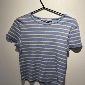 Randig t-shirt - Säljer denna t-shirt då den är för liten och inte lägre min stil. 