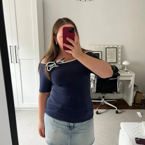 Blå topp - Superfin och söt topp med rosett, aldrig använd!! 