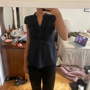 Prickig blus  - Prickig blus köpt second hand 