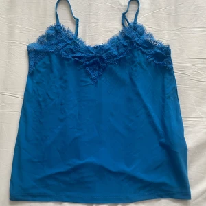 Linne - Jätte gulligt linne både till vardags och fest!!!❤️ Storlek xs men passar mig som är strl s i vanliga fall. Xxs-m🥰