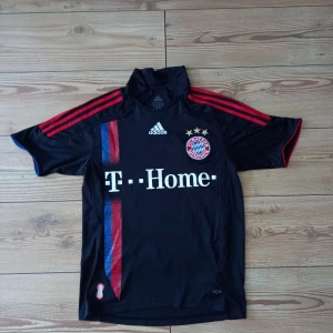 Fotbollströja Bayern München 2007/2008 - Säljer nu den hära jättesnygga fotbollströjan från Bayern München i säsongen 2007/2008.  Skick: 9/10, lite cracking men bra skick för sin ålder. Storlek: S