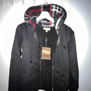 Burberry zip hoodie - Helt oänvand storlek S priset kan diskuteras vid snabb affär 