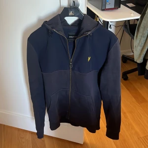  Zip Hoodie - Lyle&Scott - Säljer nu denna Softshell Jersey Zip Hoodie från Lyle&Scott pågrund av att jag växt ur den. Skick 8 av 10, men it trasig nånstans. Nypris så ligger den runt 1000kr