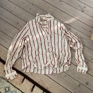 Levis skjorta - Randig Levis skjorta, mjukt och tunt material. Storlek S!  Längesen den var använd och väldigt få gånger använd. 