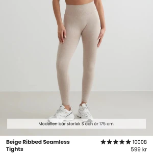 Aimn träningstights  - Ett par träningtights från Aimn. Använda väldigt få gånger så i stort sett helt nya. Väldigt sköna att ha till vardags men också att träna i!  Lånad första bild från Aimns hemsida 