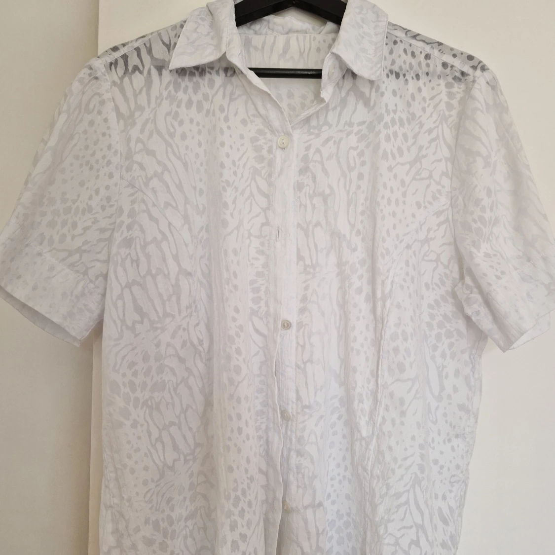 Vit kortärmad skjorta