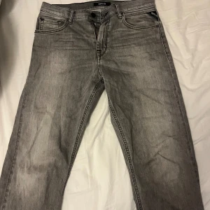 Gråa replay  - Ett par gråa replay thad som jag inte använder längre, skick 9/10 passar dig som är cirka 180-190+ beroende på hur du vill att de ska sitta. 