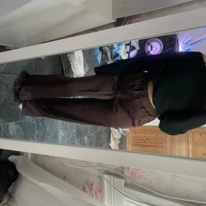 Bruna vida byxor med snörning - Säljer ett par snygga bruna byxor i ett mjukt satin material. De har en bekväm elastisk midja med snörning och en avslappnad, vid passform. De är väldigt långa i benen. Perfekta för en chill dag eller en avslappnad utflykt. Storlek S men passar M också. 🧡