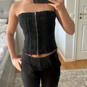Zara jeanstopp - Svart zara jeanstopp/ korsettopp med dragkedja. Använd 2 gånger, perfekt skick. Xs men passar s eller större! 