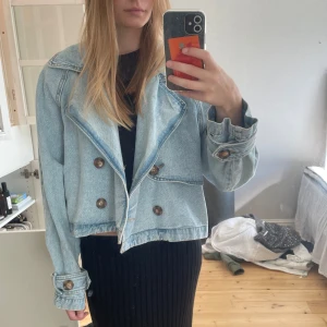 Jeans jacka - Jeans jacka köpt ifrån Gina tricot knappt använd 😄