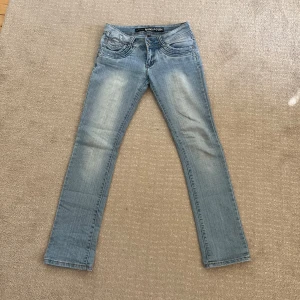 Snygga blåa jeans - Ett par skitsnygga blåa jeans som tyvärr är förstora för mig☺️💕