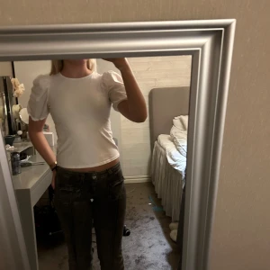 Tröja med puff arm - Vit tröja med puffarmar 