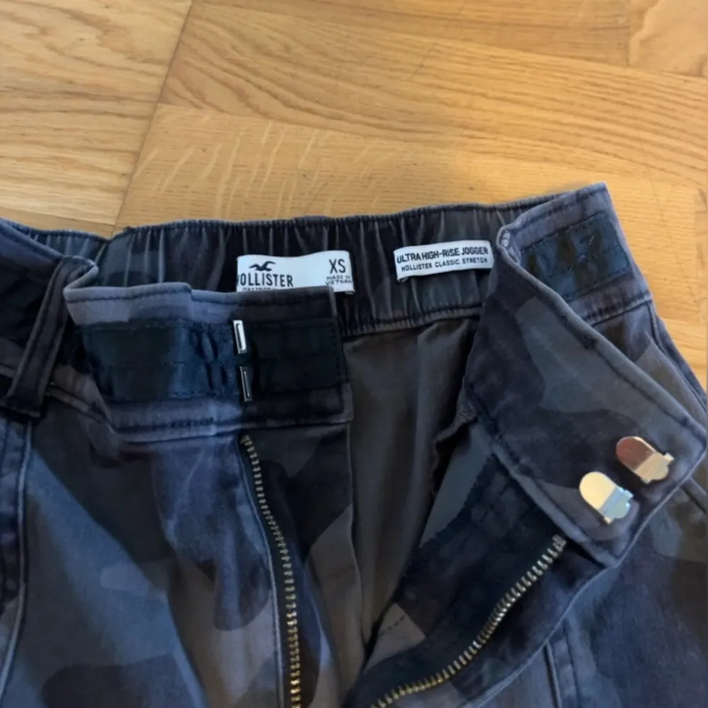 Camouflage byxor från Hollister från ca 5 år sedan. Utmärkt skick eftersom jag använde de endast en gång. Högmidja med resår i midjan och nere vid fötterna. Skriv om du undrar något💗passar Xs-S. Farkut & Housut.