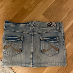 Lågmidjad jeanskjol - Supersnygg lågmidjad jeanskjol