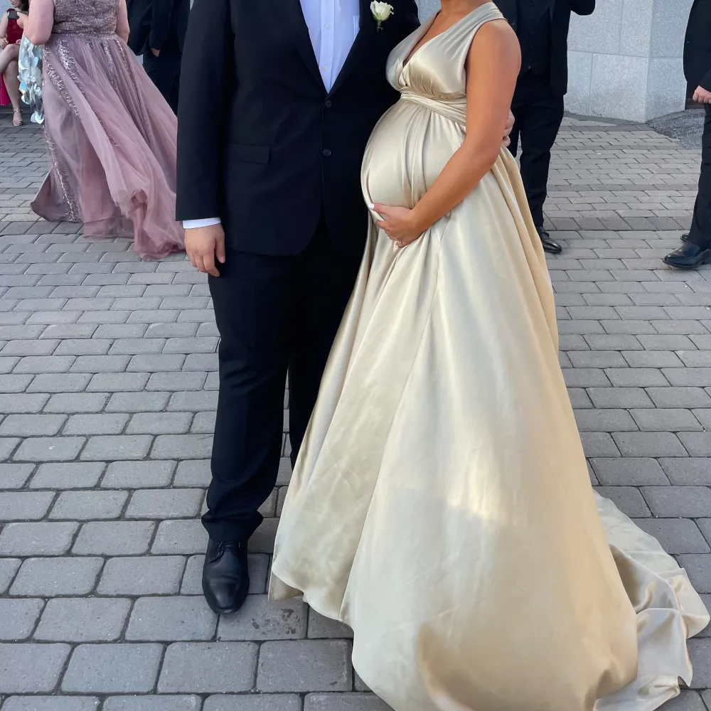 Finns i Södertälje. Du som har storlek 36/38/40 passar i klänningen då den både har resår baktill och justeras med band. Passar bland annat perfekt till gravida då banden fästes under brösten . Mekot.
