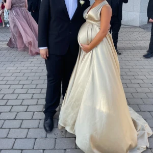 Egendesignad satin klänning - Finns i Södertälje. Du som har storlek 36/38/40 passar i klänningen då den både har resår baktill och justeras med band. Passar bland annat perfekt till gravida då banden fästes under brösten 