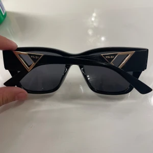 Prada solglasögonen  - Hej, säljer dom här super iconiska Prada solglasögonen, endast testade, köpta i Turkiet så dom e F.  A.  K.  E.  Köpta exakt 50 euro som blir typ 500kr 