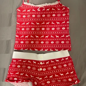 Pyjamas set  - Pyjamas set som jag bara har använt en gång, säljer det helst som ett sett men går även bra att fixa separat, överdelen är i storlek 146/152 och underdelen 158/164❣️