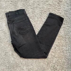 Ralph Lauren jeans - Väldigt fina Ralph Lauren jeans i bra skick. Storleken är 18 i barn, men byxorna passar bra på mig som vanligtvis brukar ha 30/32. Hör av er vid frågor!