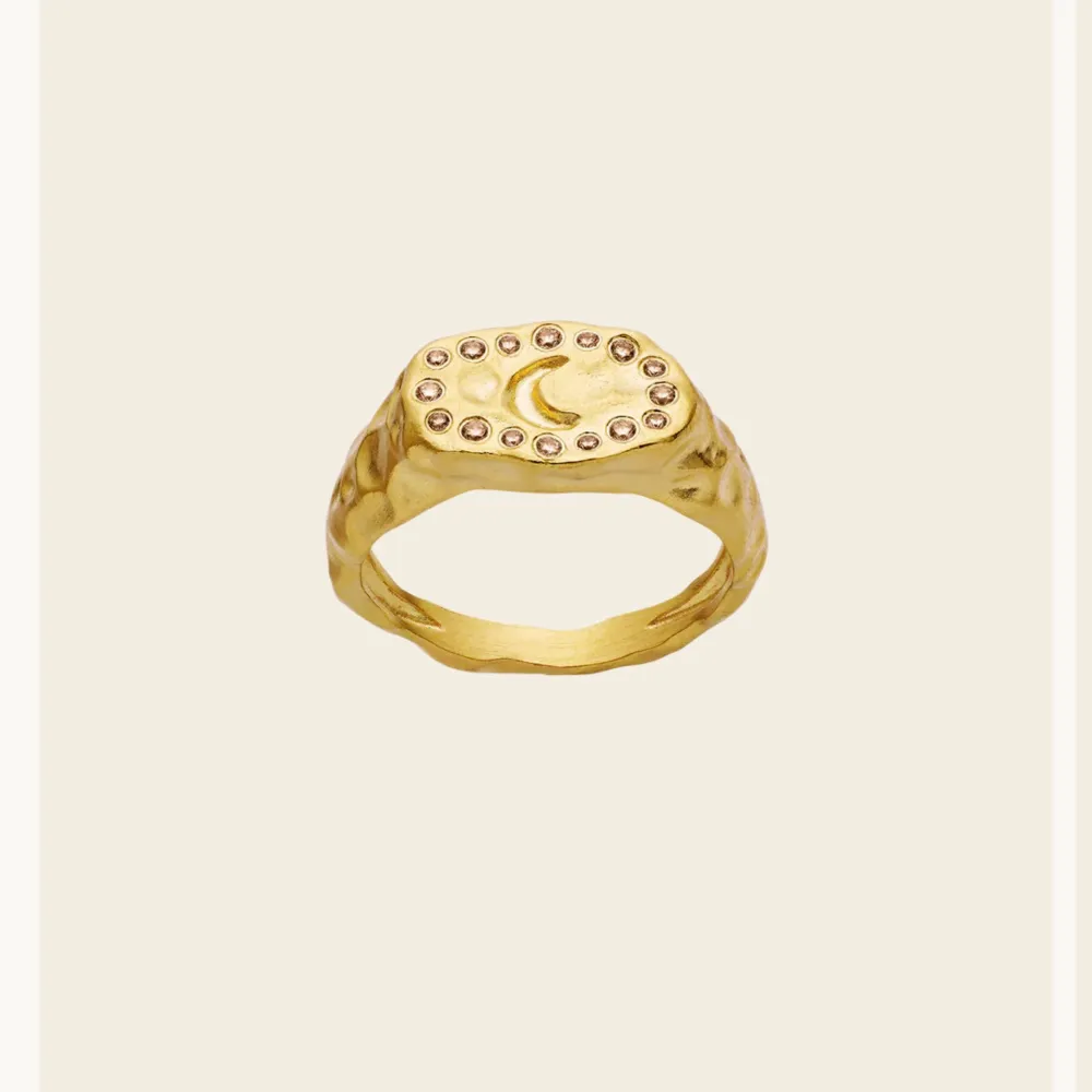 Demi Ring från märket Maanesten. Ringen är pläterad i 18k guld. Ringen är storlek 57 (18mm)  Fick i julklapp så det följer tyvärr inte med kvitto, bara ett smyckeskrin. Personligen använd bara silver, sälj sedan vidare. Nypris: 2150kr,-. Accessoarer.