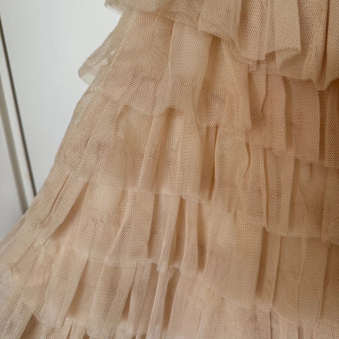 Silver och beige klänning med volanger - 92