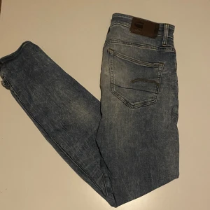 G-Star RAW Jeans - Säljer nu dessa feta G-Star jeansen☀️🌊 jeansen är i fint skick. Hör av er vid frågor eller funderingar. 