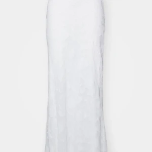 Kjol egret  - Helt ny och lapparna är kvar!  Den är inte ens uppackad därav har jag inga egna bilder!  Säljer direkt eftersom jag råkade beställa en storlek för liten! Den säljs inte längre på Gina tricot 