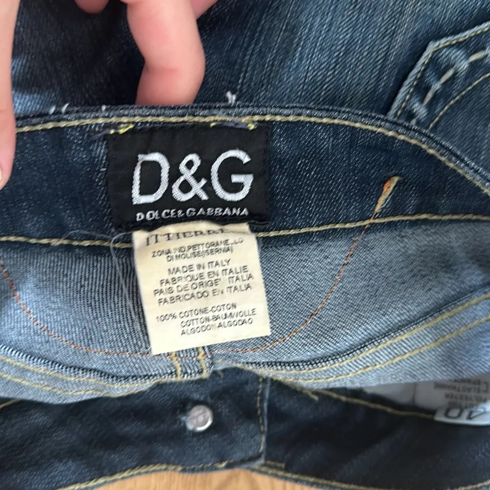 Säljer min dolce Gabbana low waist bootcut jeans i jätte bra skick, inga defekter alls, säljer pga att den inte längre passar mig då jag gått upp i vikt. Säljs inte längre. Jeans & Byxor.