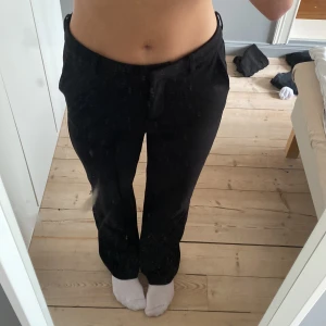Kostymbyxor  - Kostymbyxor från Vero moda. Jättefint skick. Storlek M. Säljer pga av att dom inte passar mig. Nypris 400kr. 