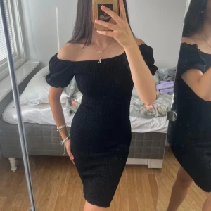 Offshoulder klänning - Supersnygg tajt offshoulder klänning i svart från ginatricot❣️ passar xs-s
