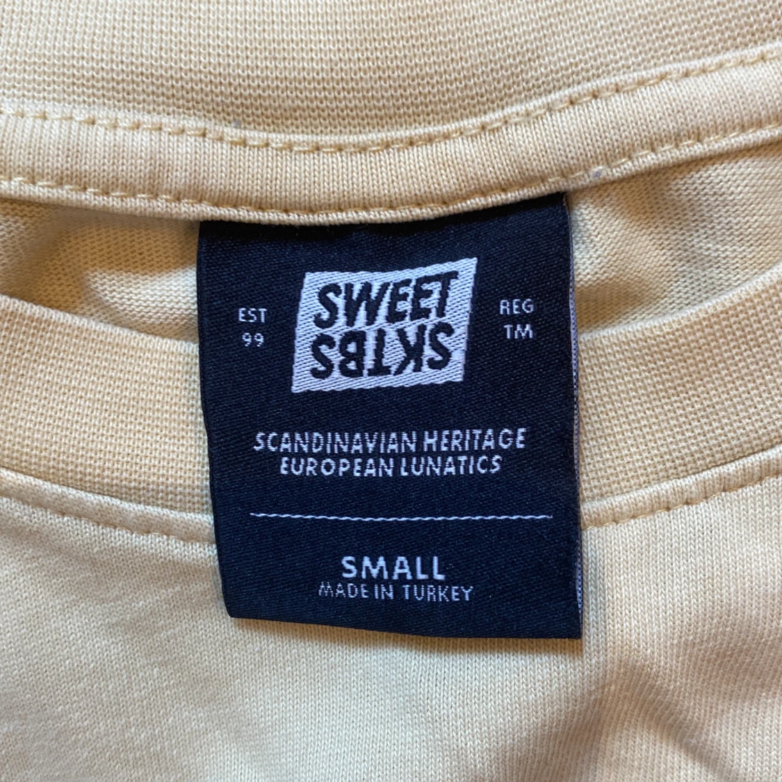 Gul t-shirt från SWEET SKTBS - 92