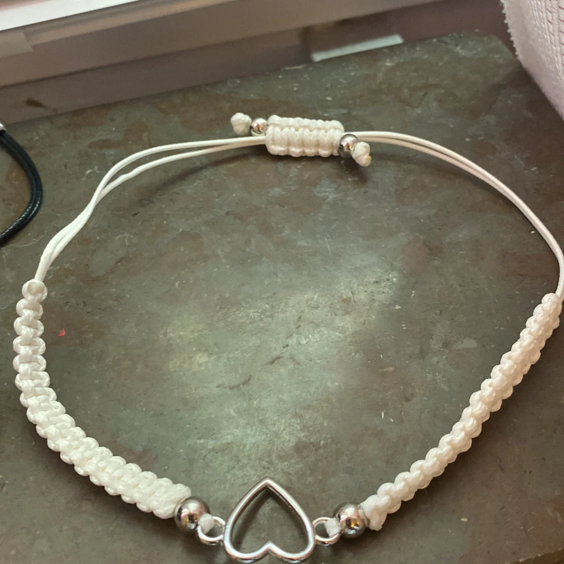 Svart och vitt armband med hjärtdetalj - 90