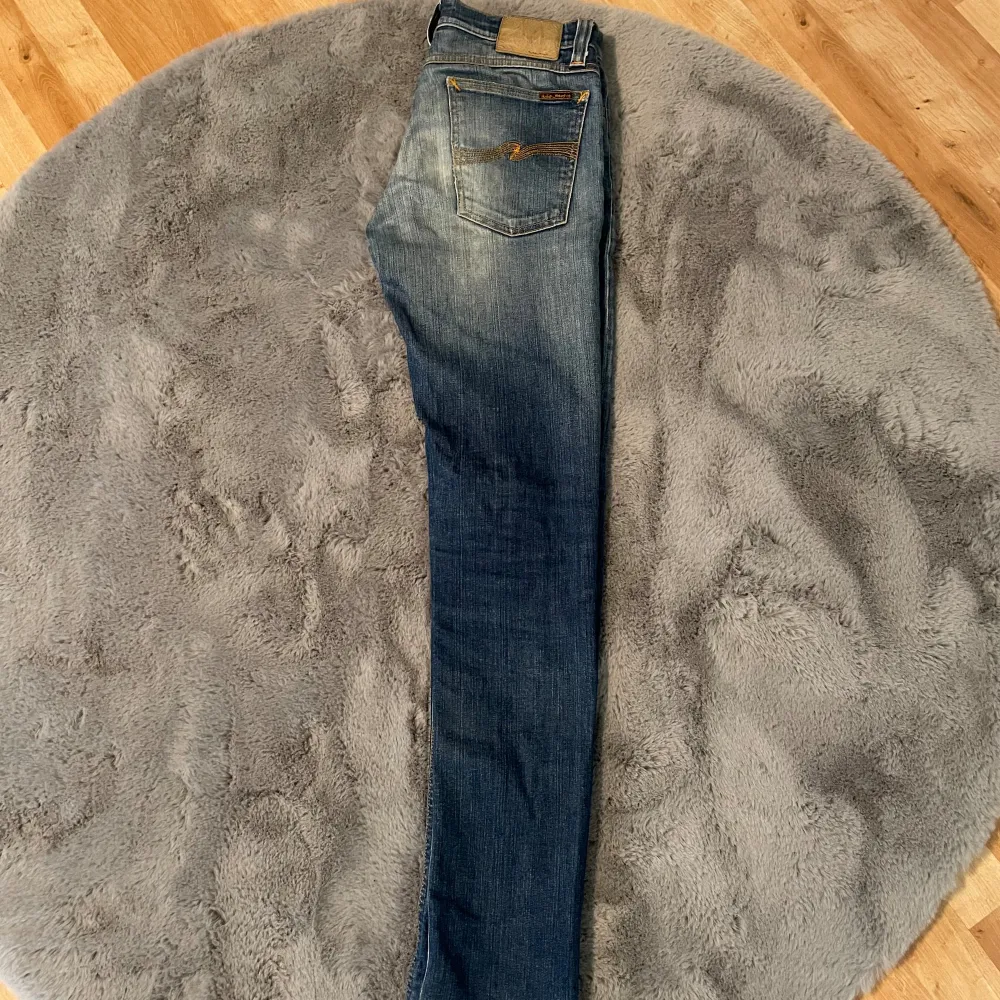 | Säljer nu mina nudie jeans med en jätte skön passform | storlek: 28/34(sitter mer som 28/32) | modell: Tight Long John | skick 9/10 | för fler frågor och bilder är det bara att skriva till mig | . Jeans & Byxor.