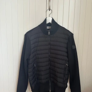 Moncler cardigan - Moncler cardigan stl S. Väldigt fint skick. Använd 2 gånger. Inköpt förra året. Priset är inte hugget i sten. Kan mötas upp i Karlstad eller frakta