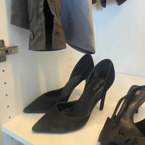 Svarta pumps ( klackskor )  - Snygga stilrena klackar som passar perfekt för utgång med jeans eller klänning. Älskar dessa men de är försmå.💕 bra skick! 