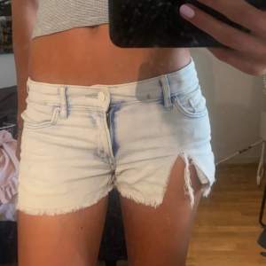 Jätte fina jeans shorts från hm barnavdelning men skulle uppskatta storleken till en XS/XXS. Midjemåttet är 33cm rakt över. Jag har klippt upp dom där fram men sytt över så det inte ska gå upp.💕