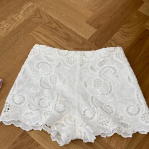 Vita shorts  - Vita shorts med detaljer 