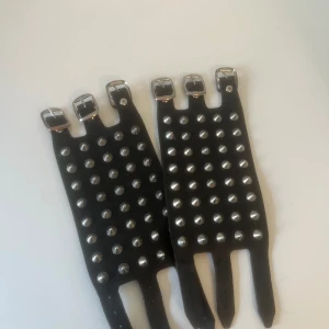 Armband - Nästan som nya sparsamt använda armband med nitar i äkta läder 🖤