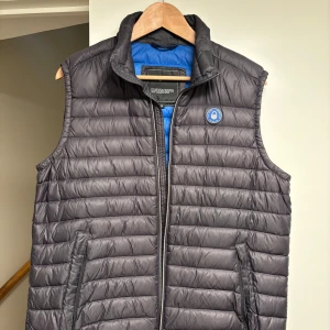 Sail Racing Väst - Sail Racing Väst. Använt endast väldigt lite då den inte passar mig. Storlek M men funkar väldigt lätt för storlek S. Pris kan diskuteras