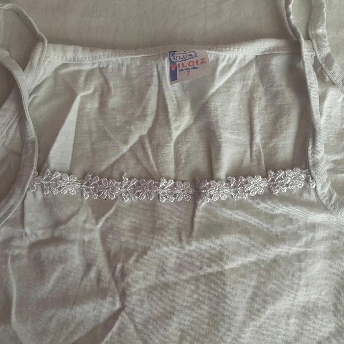 Vit ärmlös linnetopp med spetsdetalj - 90