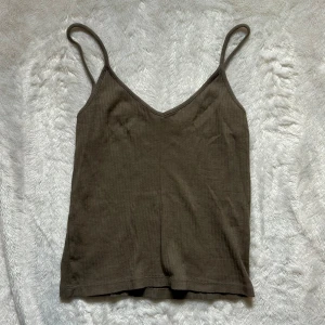 Olivgrön linne topp - Säljer ett enkelt och stilrent olivgrön linne från brandy Melville 💚💚