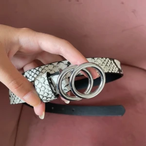 Ormmönstrat bälte  - ett coolt bälte med ett orm-mönster storlek xs/s (kan skicka mått). har aldrig använt det ⭐️⭐️