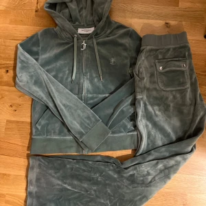 Juicy couture set  - Blivit för stor på mig. Synd att den bara ligger i garderoben då den är väldigt fin speciellt färgen och velvet materialet