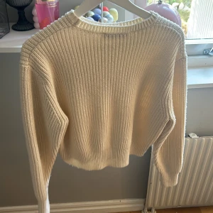 Stickad tröja  - Jätte fin stickad tröja från zara 🥰använd ett fåtals gånger ❤️❤️