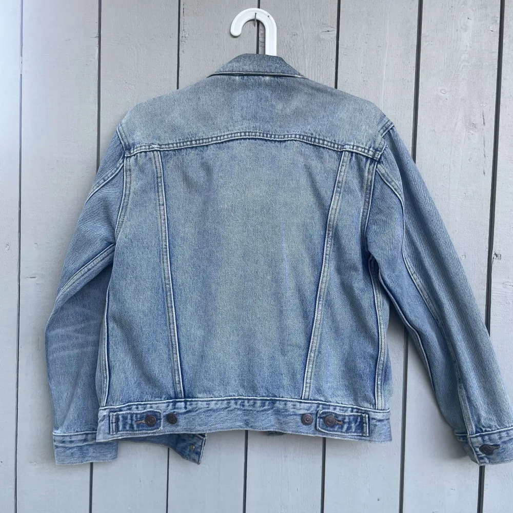 🌟Jeansjacka från Levi’s. 🌟Lite oversized i modellen.. Takit.