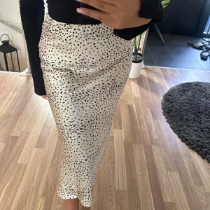 Satinkjol - Helt ny Satinkjol från Gina tricot med prislapp, nypris 399kr mitt pris 180kr