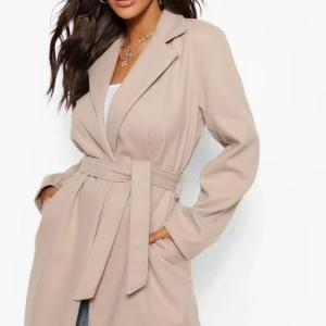 Beige kappa - Beige kappa från Boohoo, nypris 588kr. Har använt några gånger under hösten och vintern. Skit snygg och passar till mycket😍🥹