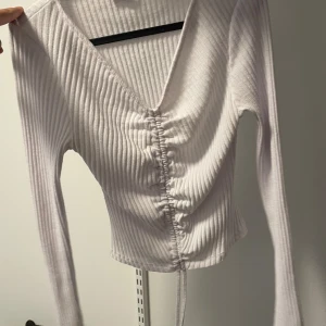 Vit tight top - Säljer tröjan som är köpt för 250 och inte använd alls för 150kr